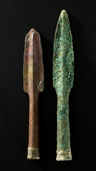 Zwei bronzene Speerspitzen mit versilberten Tüllen aus der Königsgruft von Qatna - Copyright: Landesmuseum Stuttgart